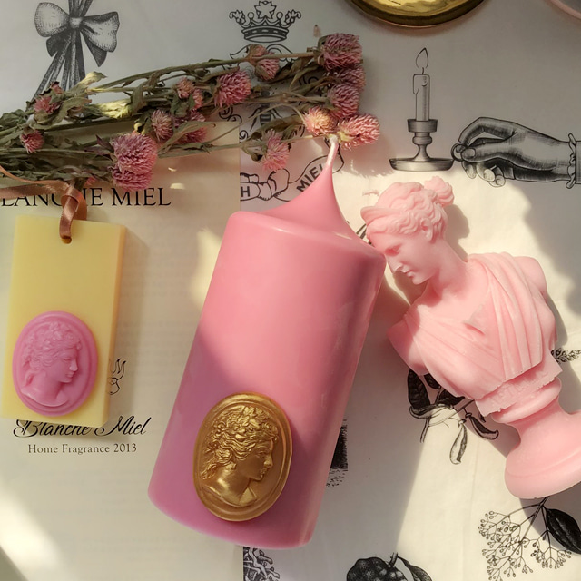 gold cameo pillar candle - spring pink (m)